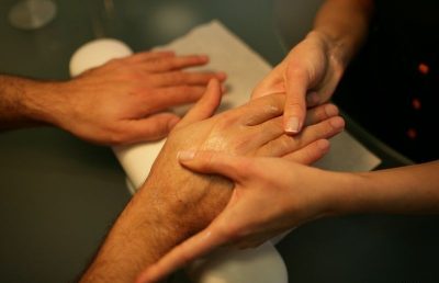 массаж рук мужчине